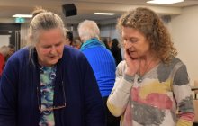 Francis en Marianne bekijken het kleurendagboek