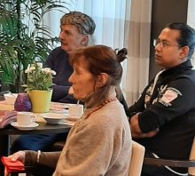 Geboeid luisteren de aanwezigen